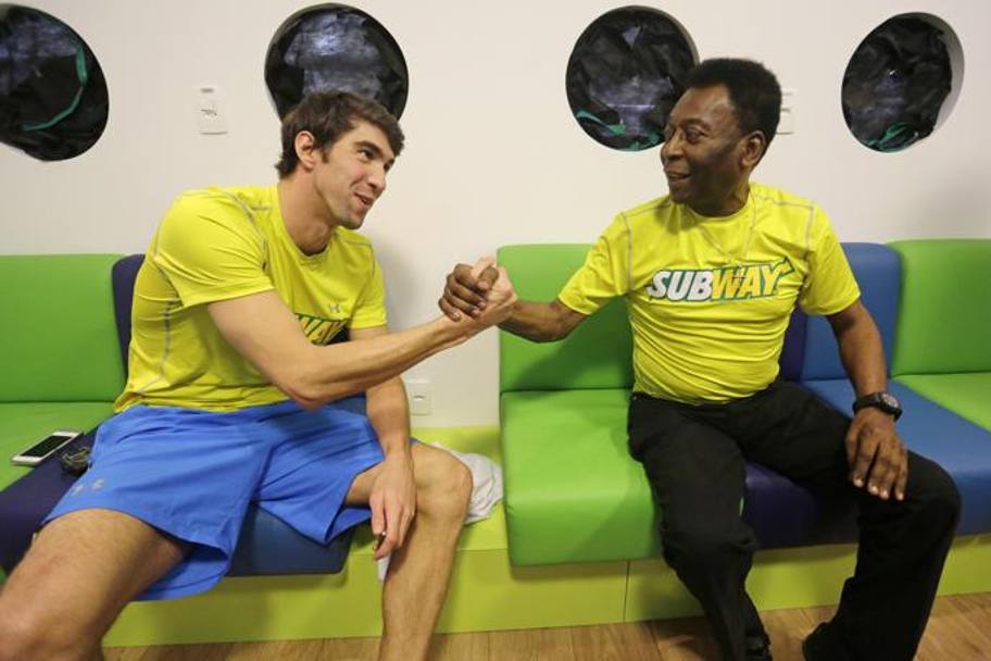 Michael Phelps e Pel, testimonial entrambi per la catena di fast-food “Subway”, si sono calati nei panni di camerieri per promuovere una dieta sana ai bambini di San Paolo, in Brasile